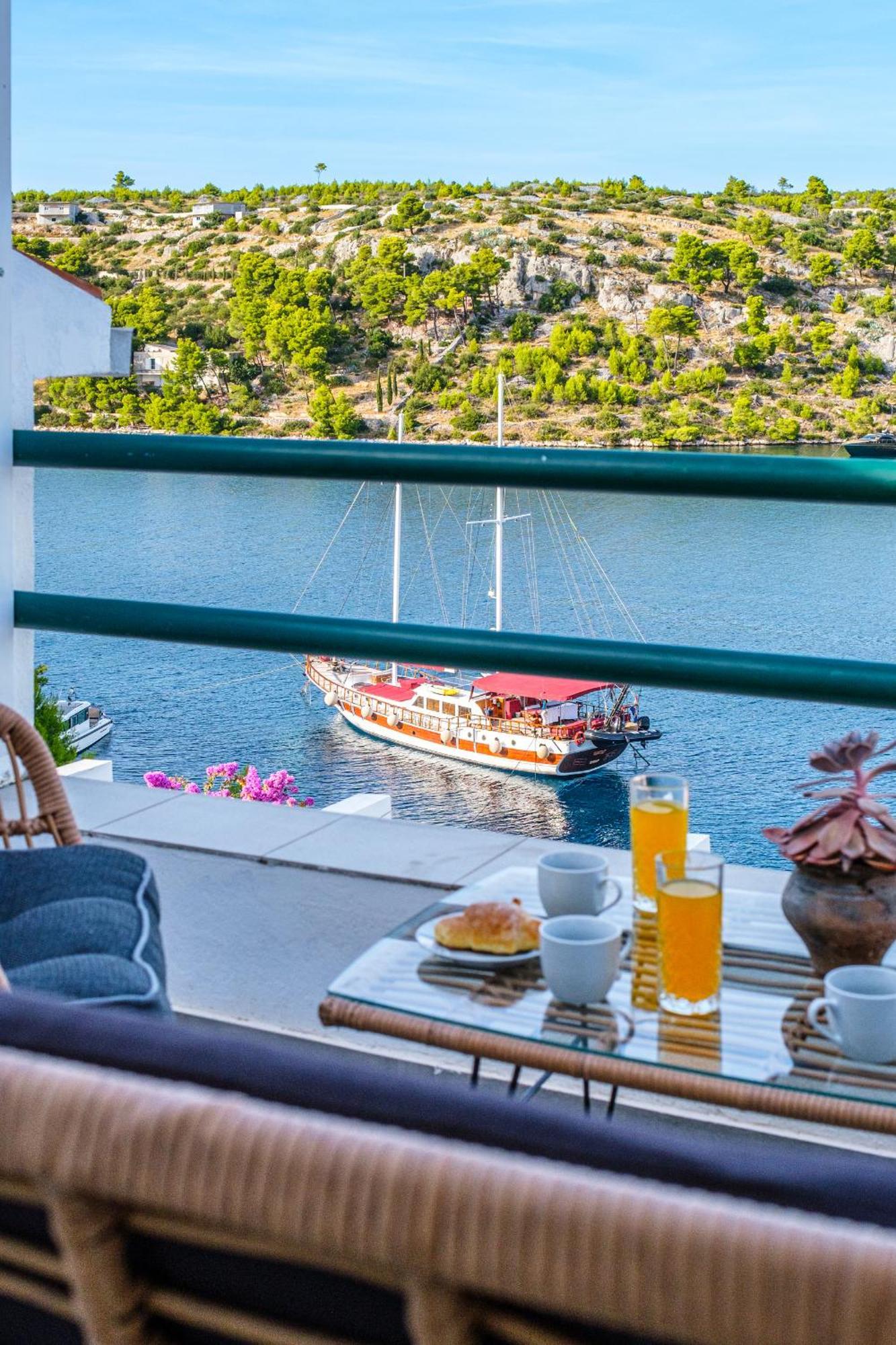 Vila Tudor Bobovisca Luaran gambar