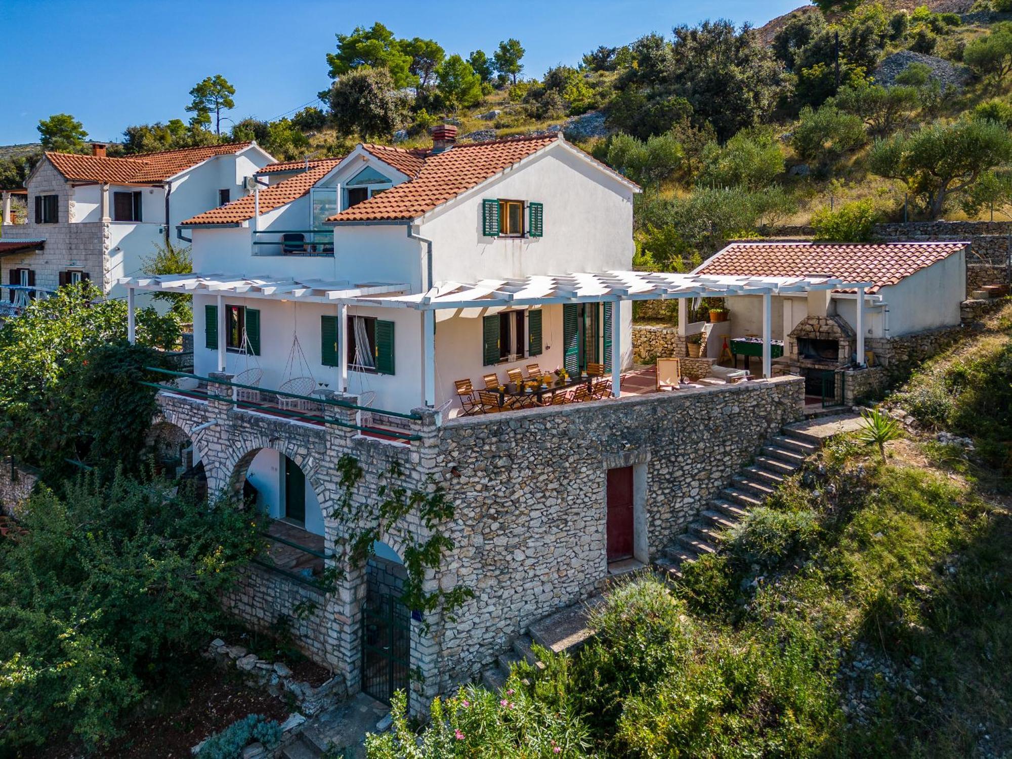 Vila Tudor Bobovisca Luaran gambar