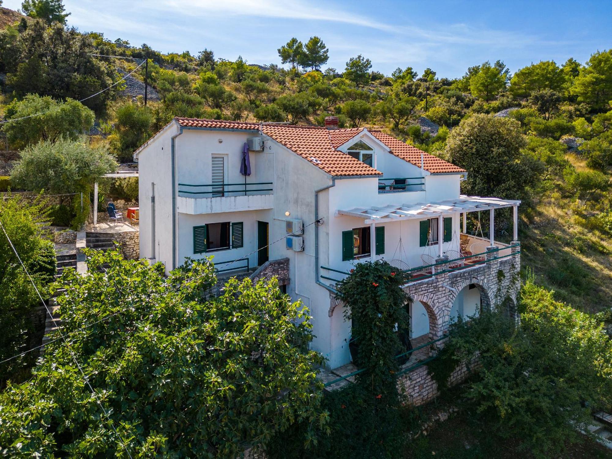 Vila Tudor Bobovisca Luaran gambar