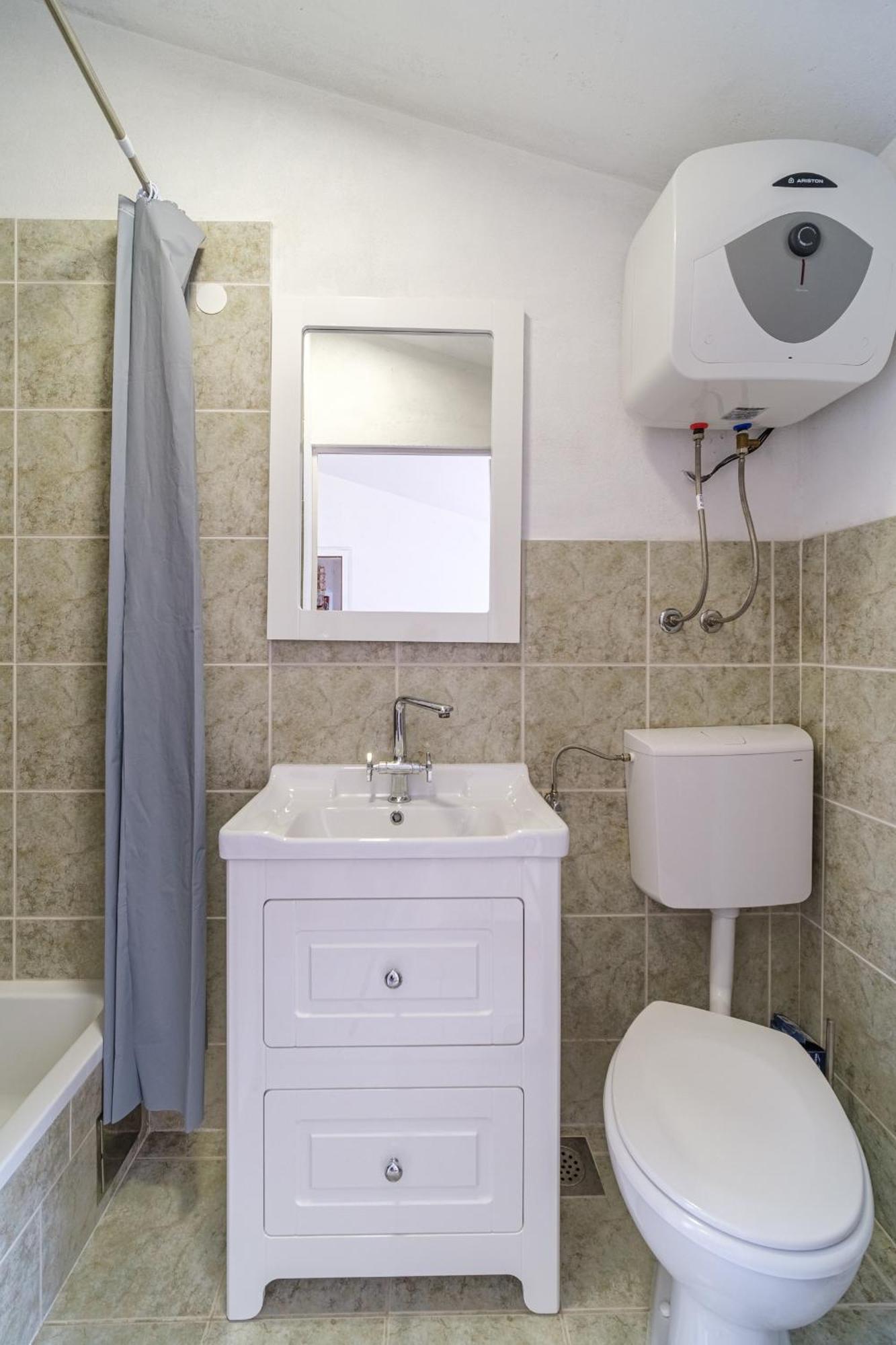 Vila Tudor Bobovisca Luaran gambar