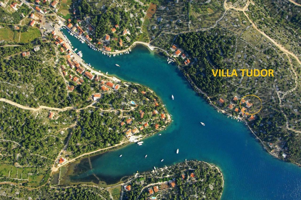 Vila Tudor Bobovisca Luaran gambar